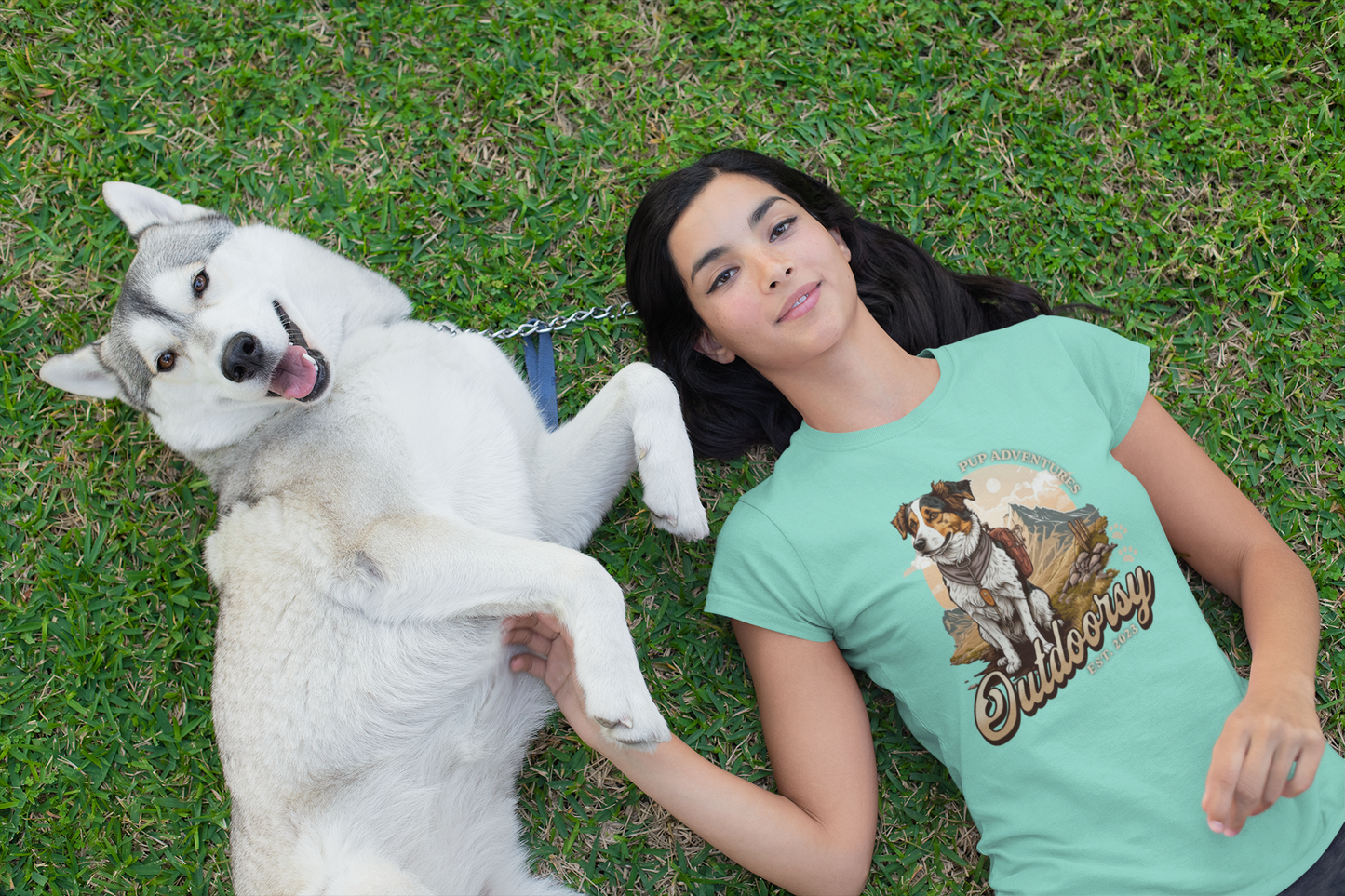 T-SHIRTS FEMMES DOG OUTDOORSY SAGE